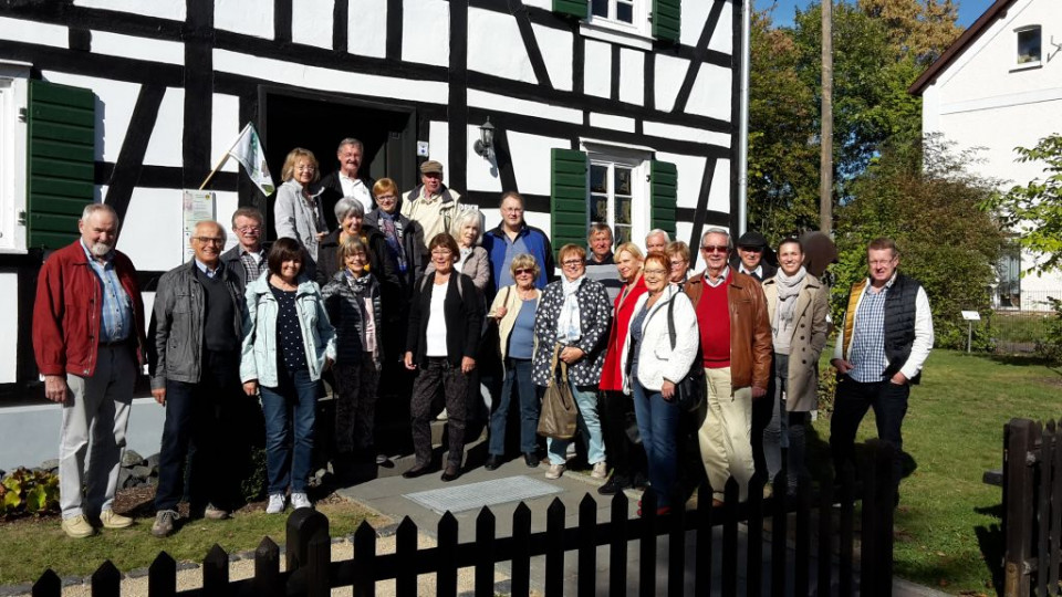 Das Foto zeigt die Besuchergruppe am Raiffeisenhaus in Flammersfeld