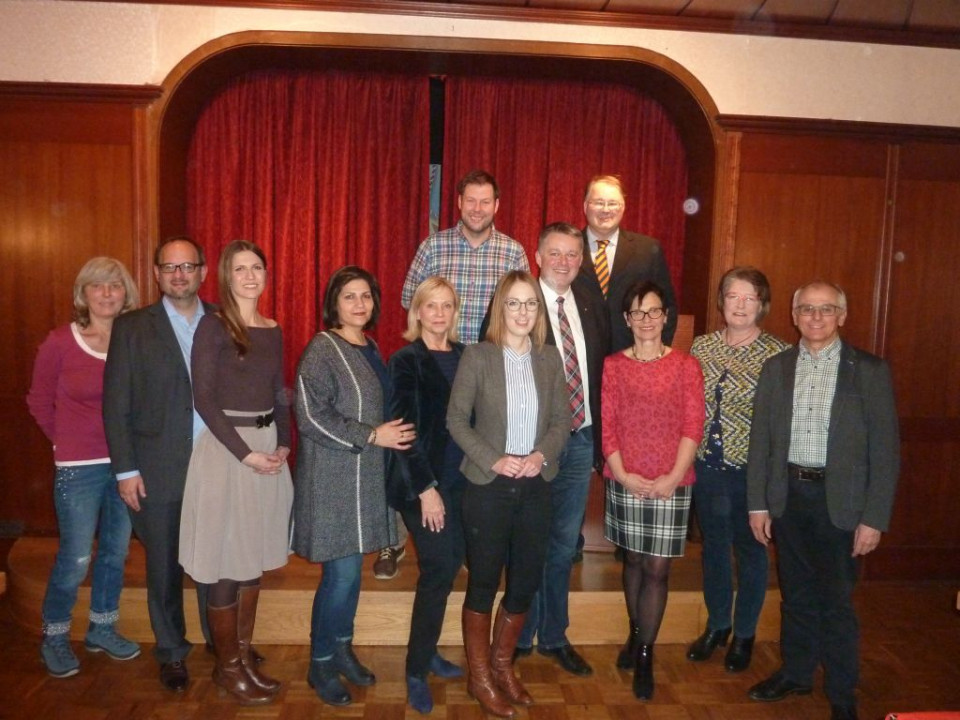 Das Foto zeigt die Landtagsabgeordneten Ellen Demuth (6.v.r.) und Gordon Schnieder (5. v.r.) mit den örtlichen CDU-Vorstandsmitgliedern 
