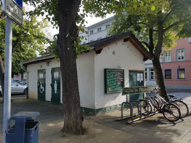 Das Foto zeigt die in die Jahre gekommene Toilettenanlage am Neuwieder Marktplatz